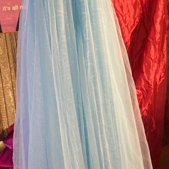 WEDDING GOWN Lt . Blue SIZE 5 Lace Layers Tule Bottom Jeweled Top WORN ONCE - Picture 3 of 3